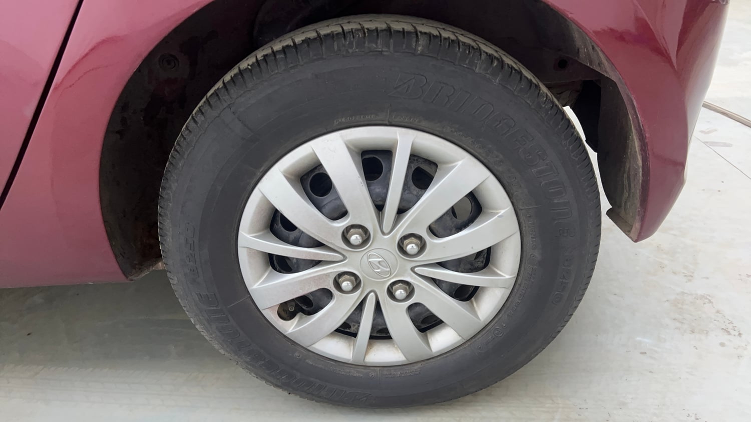 Used 2015 Hyundai i10 Sportz 1.1 iRDE2 Petrol Manual tyres LEFT REAR TYRE RIM VIEW