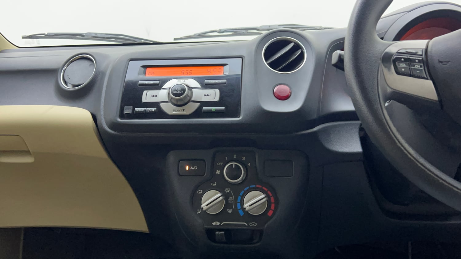 Used 2014 Honda Amaze 1.2 S i-VTEC Petrol Manual interior MUSIC SYSTEM & AC CONTROL VIEW