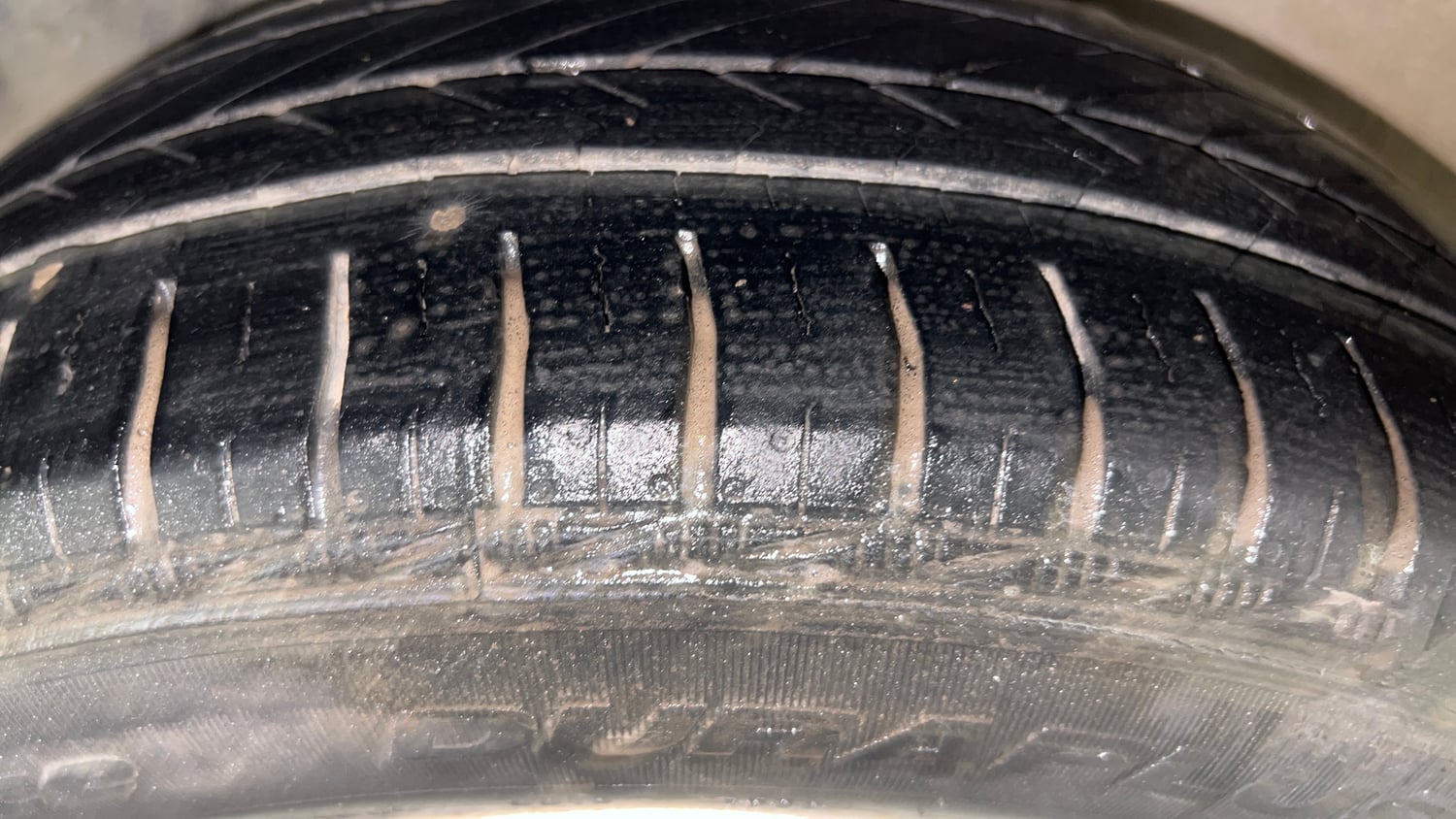 Used 2013 Ford Figo Duratec Petrol Titanium 1.2 Petrol Manual tyres RIGHT REAR TYRE TREAD VIEW