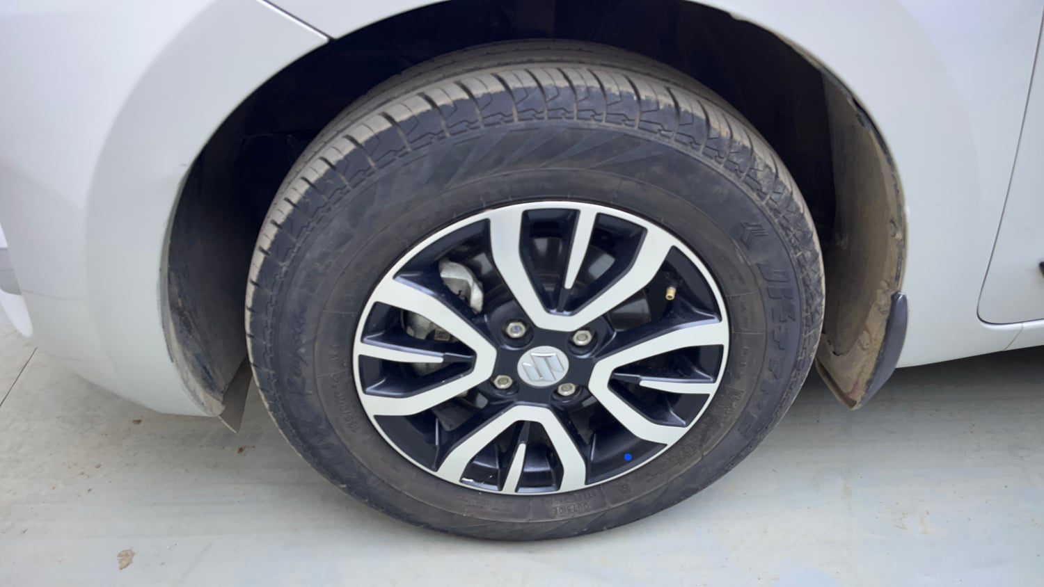 Used 2022 Maruti Suzuki Swift VXi AMT Petrol Automatic tyres LEFT FRONT TYRE RIM VIEW