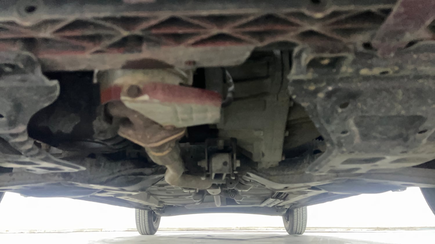 Used 2015 Hyundai i10 Sportz 1.1 iRDE2 Petrol Manual extra FRONT LEFT UNDERBODY VIEW