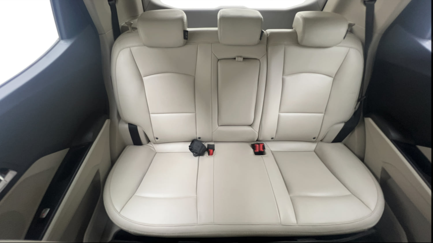 Used 2022 Mahindra XUV 300 W8 (O) 1.5 Diesel AMT Diesel Automatic interior REAR SEAT CONDITION VIEW