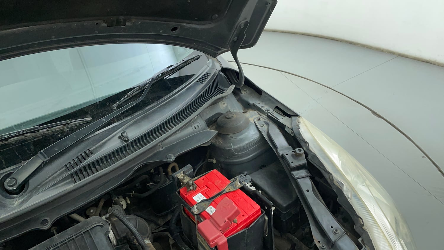 Used 2016 Maruti Suzuki Swift Lxi (O) Petrol Manual engine ENGINE LEFT SIDE HINGE & APRON VIEW