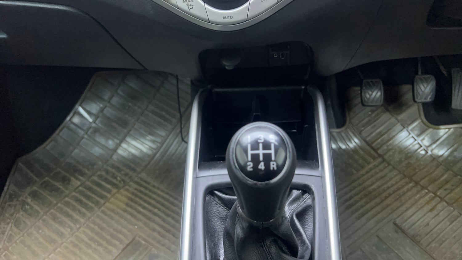 Used 2016 Maruti Suzuki Baleno Alpha 1.2 Petrol Manual interior GEAR  KNOB VIEW