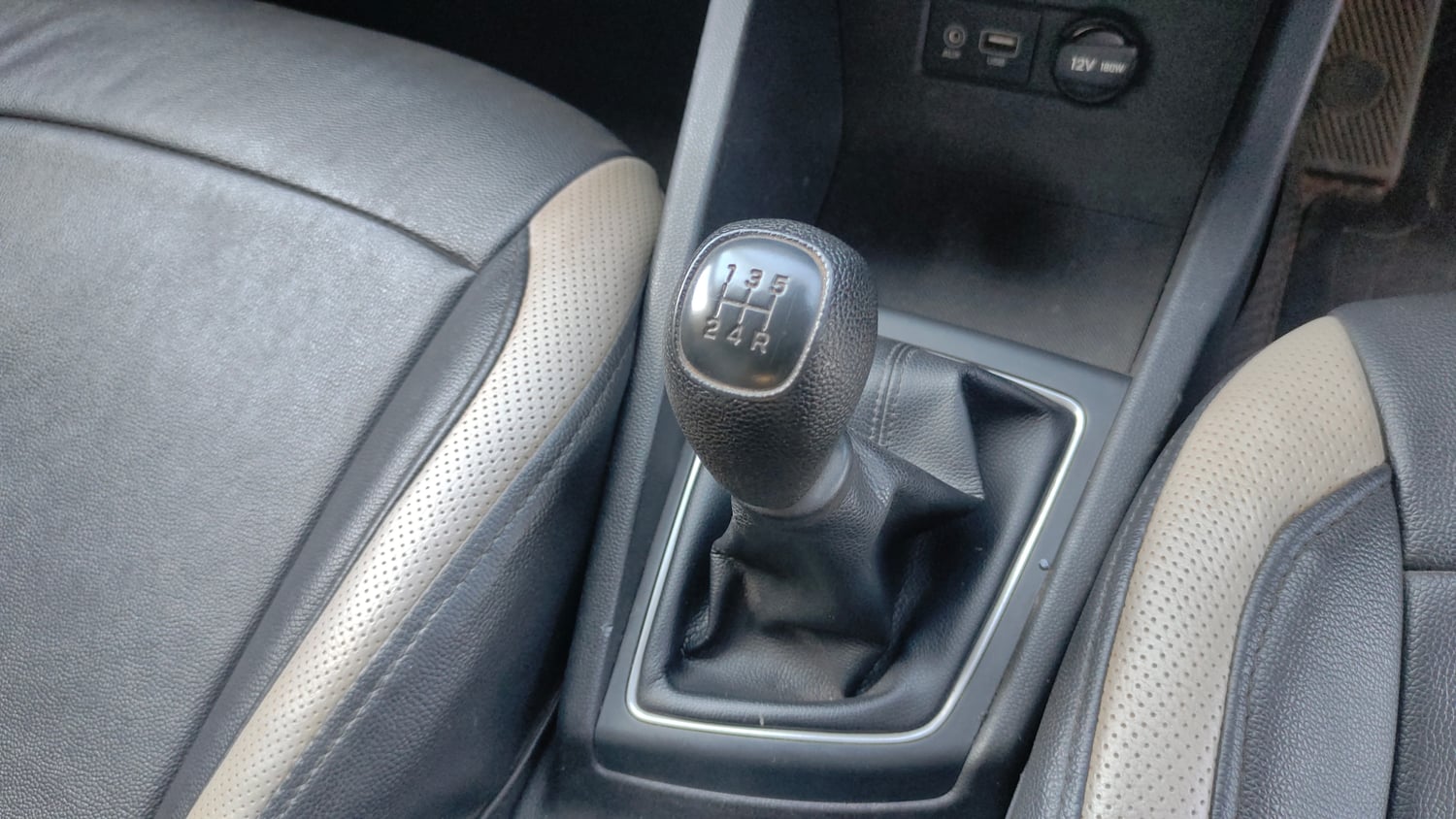 Used 2015 Hyundai Elite i20 Magna 1.2 Petrol Manual interior GEAR  KNOB VIEW