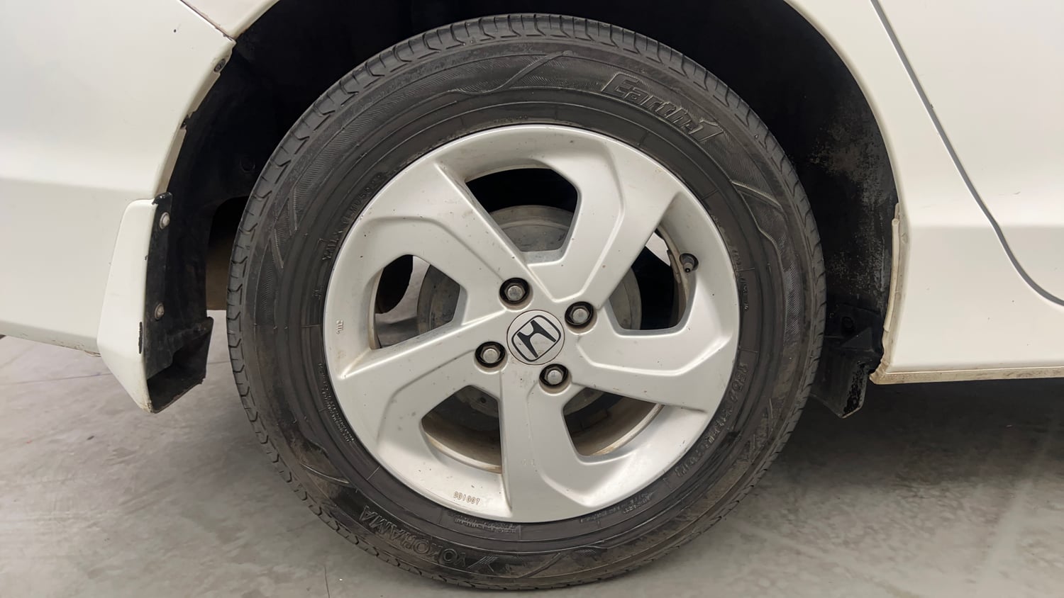 Used 2016 Honda City VX CVT Petrol Automatic tyres RIGHT REAR TYRE RIM VIEW
