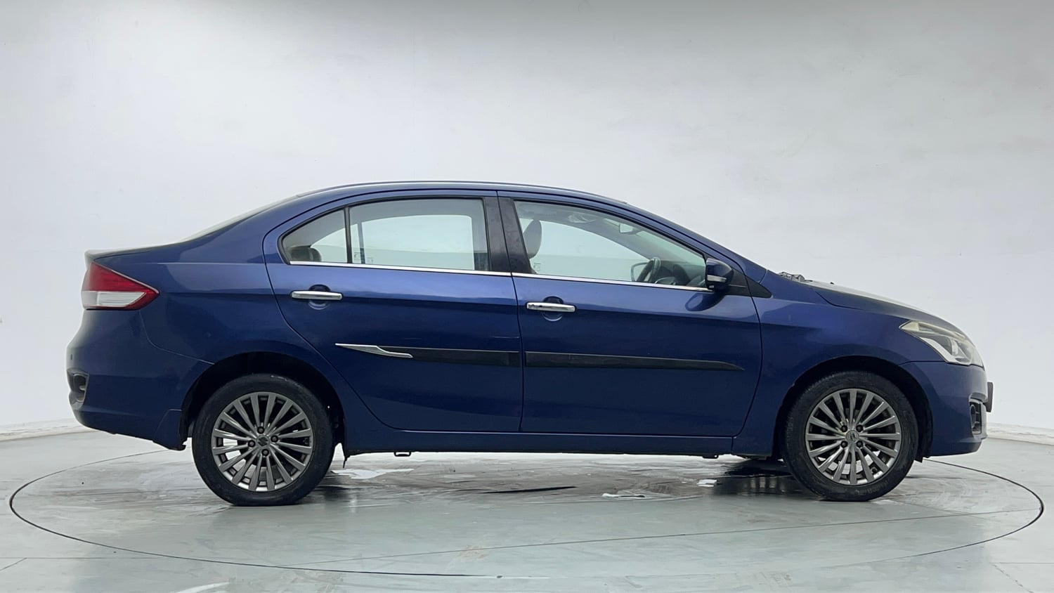 Used 2017 Maruti Suzuki Ciaz Alpha 1.4 MT Petrol Manual exterior RIGHT SIDE VIEW