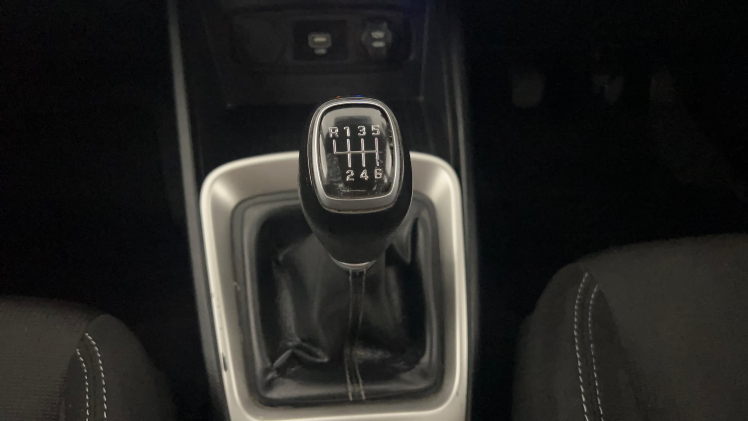 Used 2020 Hyundai Venue S 1.4 CRDi Diesel Manual interior GEAR  KNOB VIEW