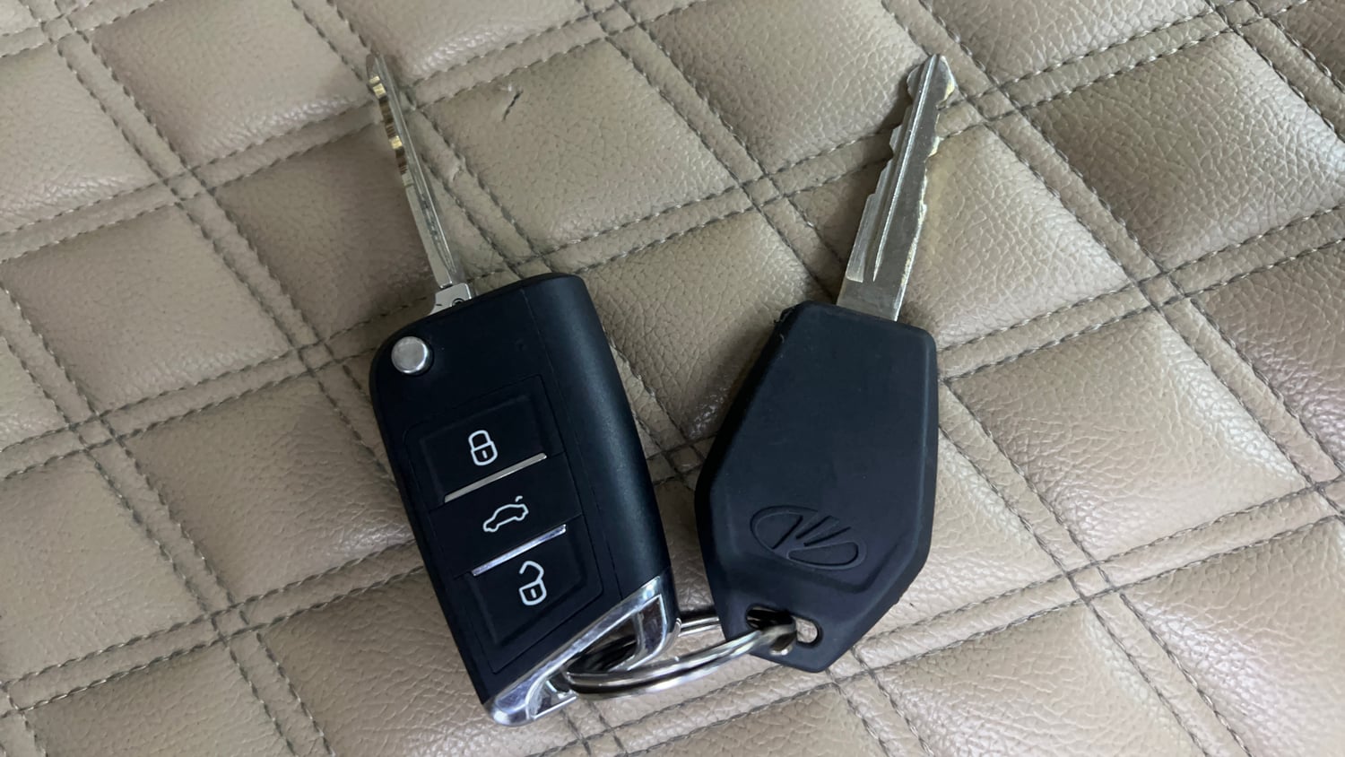 Used 2017 Mahindra TUV300 T8 mHAWK100 Diesel Manual extra CAR KEY VIEW