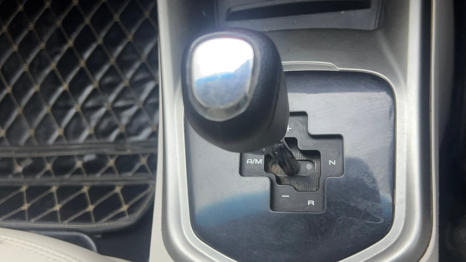 Used 2022 Mahindra XUV 300 W8 (O) 1.5 Diesel AMT Diesel Automatic interior GEAR  KNOB VIEW