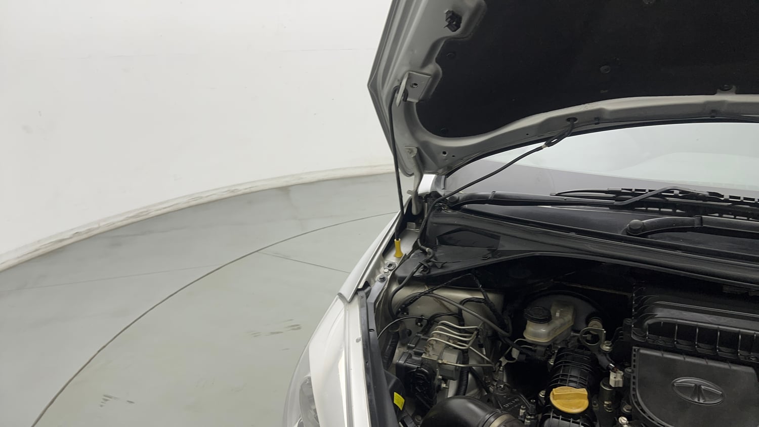 Used 2019 Tata Tiago Revotron XZ w/o Alloy Petrol Manual engine ENGINE RIGHT SIDE HINGE & APRON VIEW