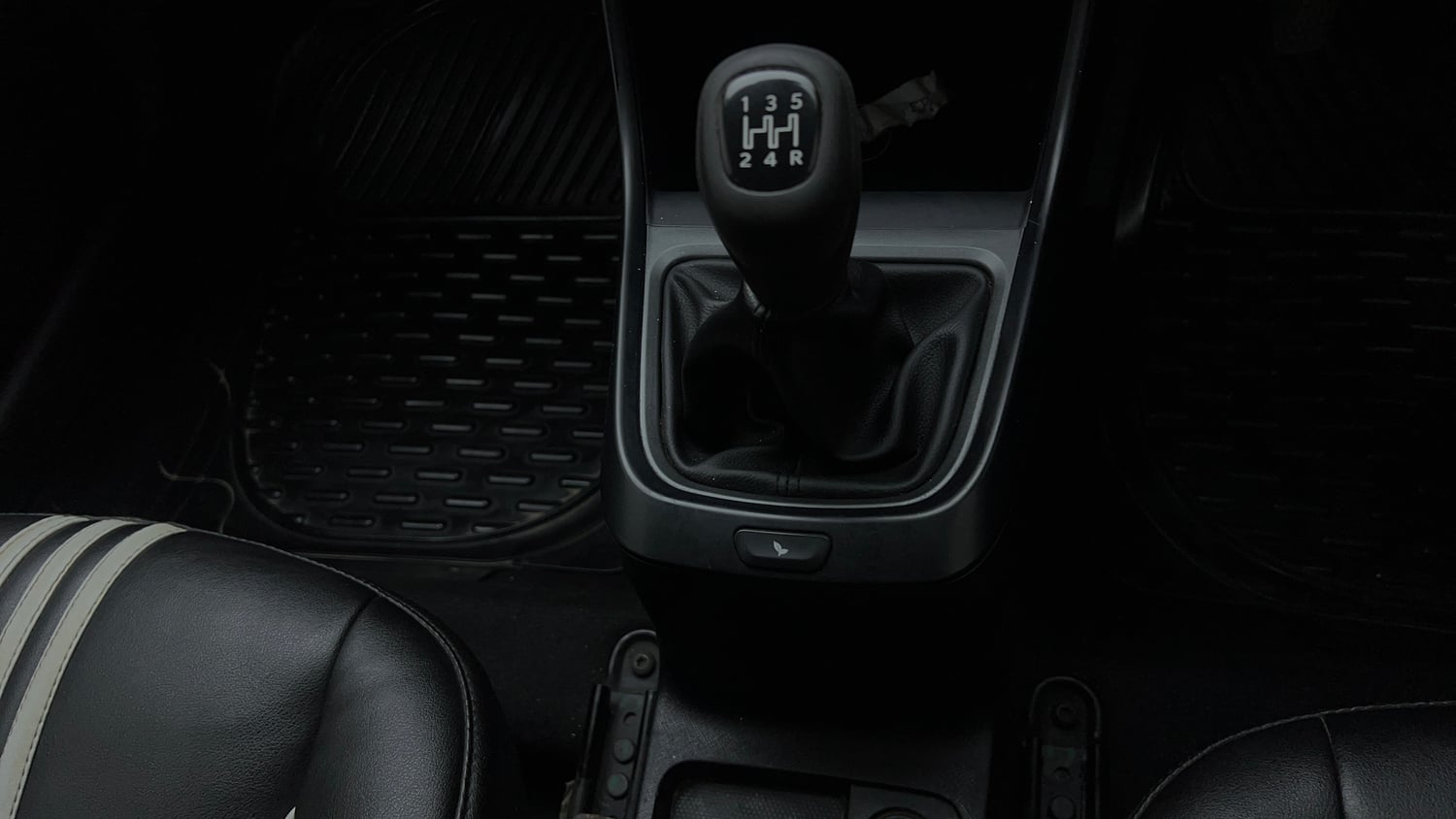 Used 2024 Tata Altroz XT Petrol Petrol Manual interior GEAR  KNOB VIEW