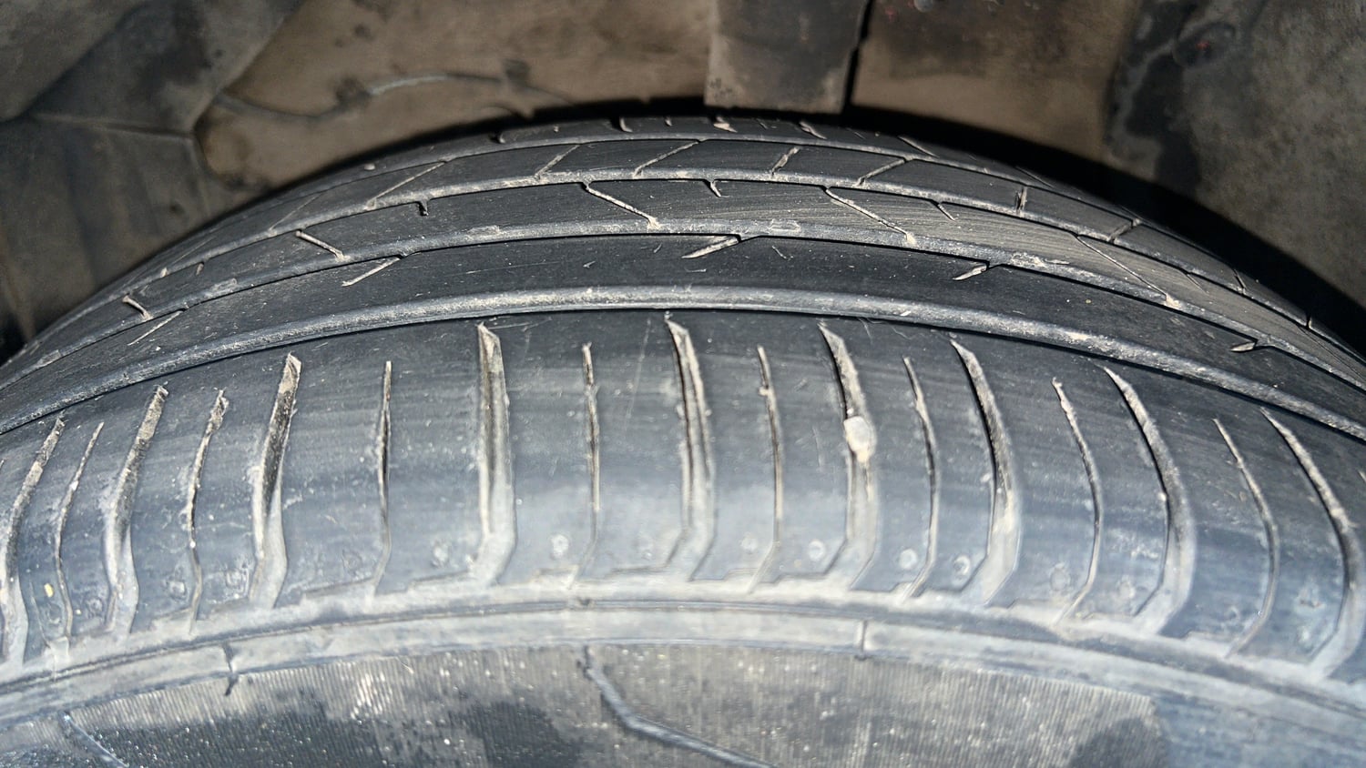Used 2017 Volkswagen Ameo Highline Plus 1.5L AT (D)16 Alloy Diesel Automatic tyres LEFT FRONT TYRE TREAD VIEW