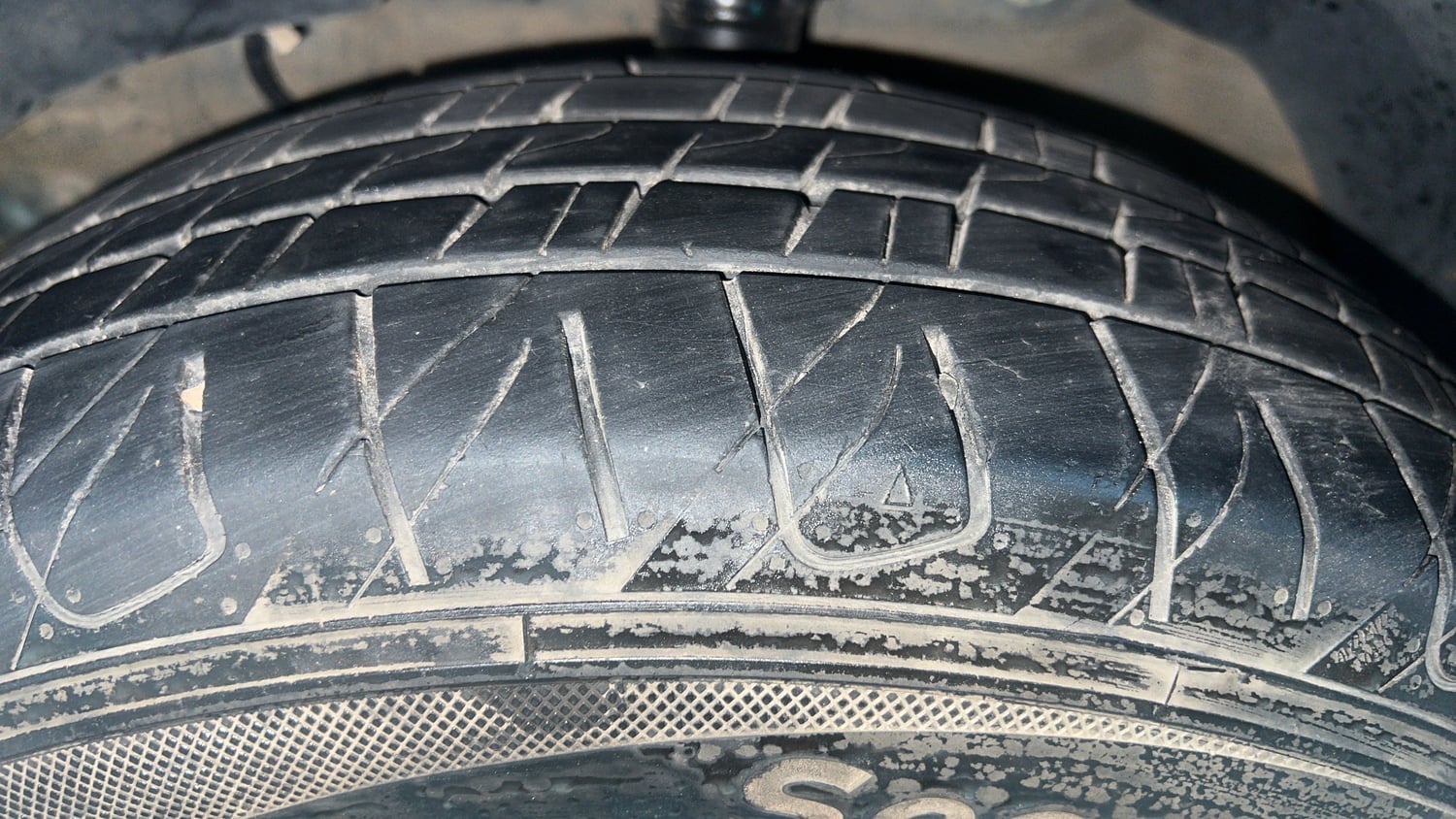 Used 2022 Mahindra XUV 300 W8 (O) 1.5 Diesel AMT Diesel Automatic tyres LEFT FRONT TYRE TREAD VIEW