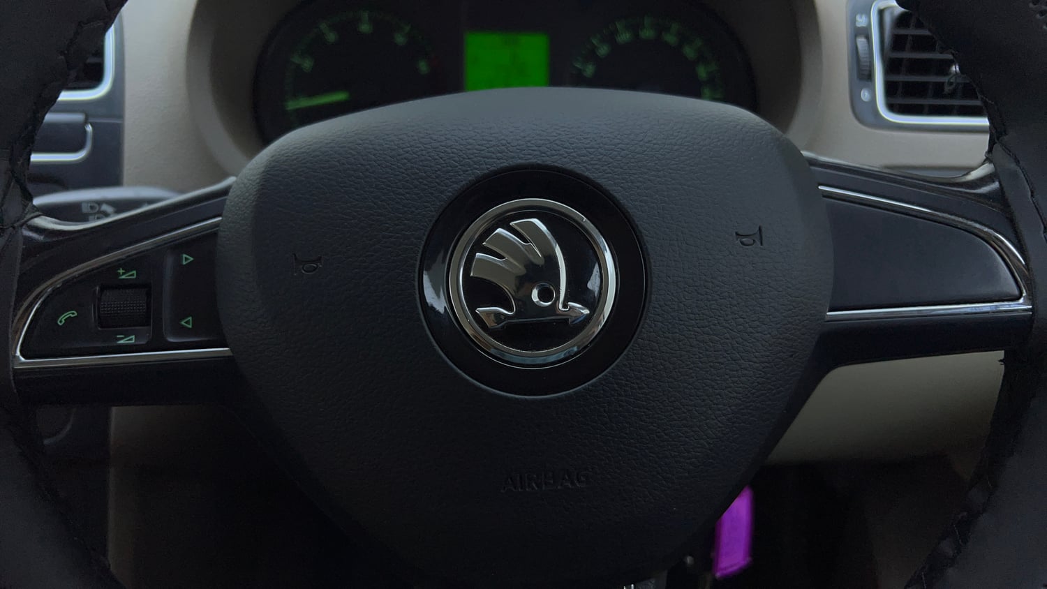 Used 2014 Skoda Rapid 1.6 MPI Ambition Plus Petrol Manual top_features Steering mounted controls