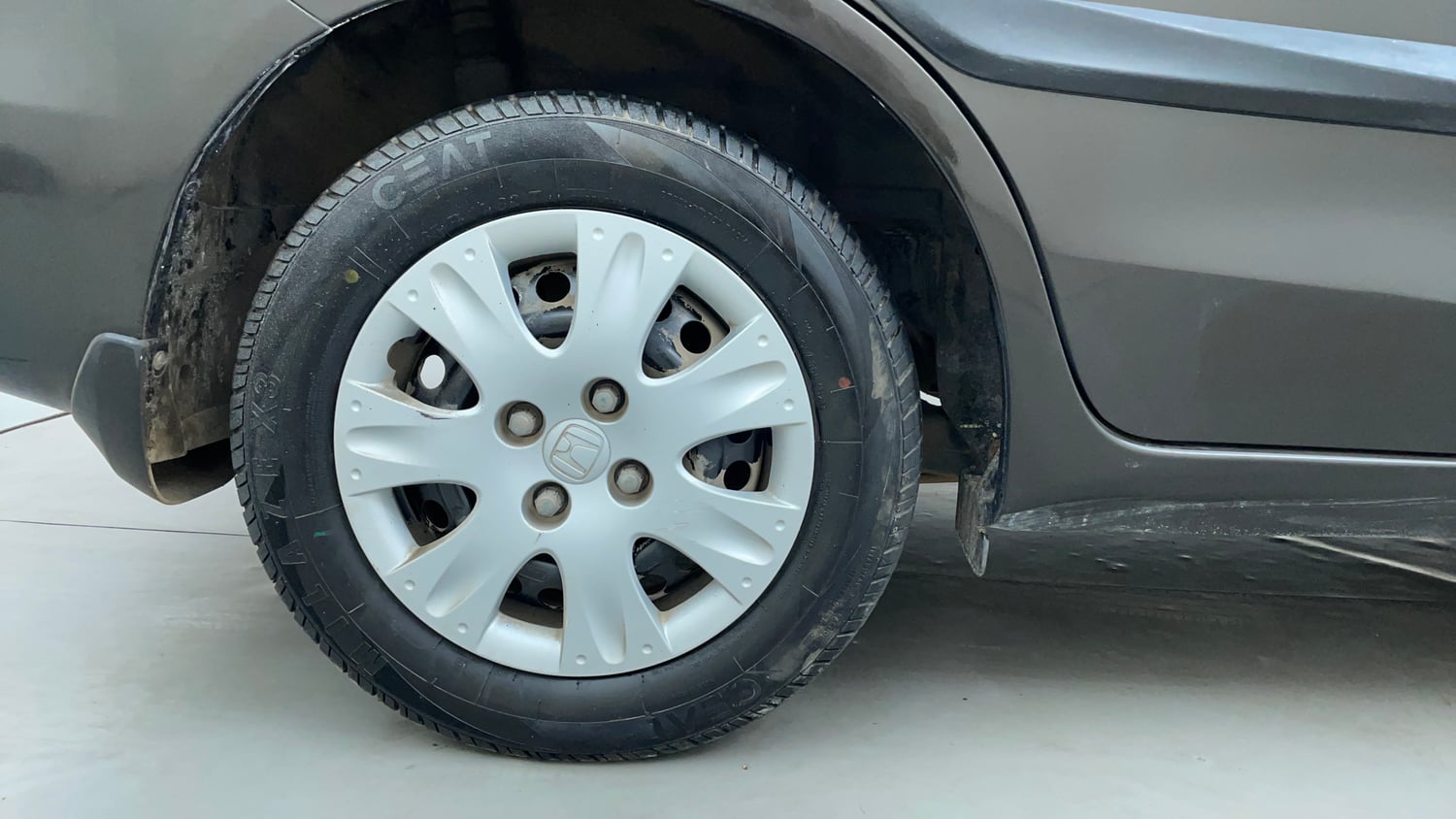 Used 2015 Honda Amaze 1.2 SX i-VTEC Petrol Manual tyres RIGHT REAR TYRE RIM VIEW