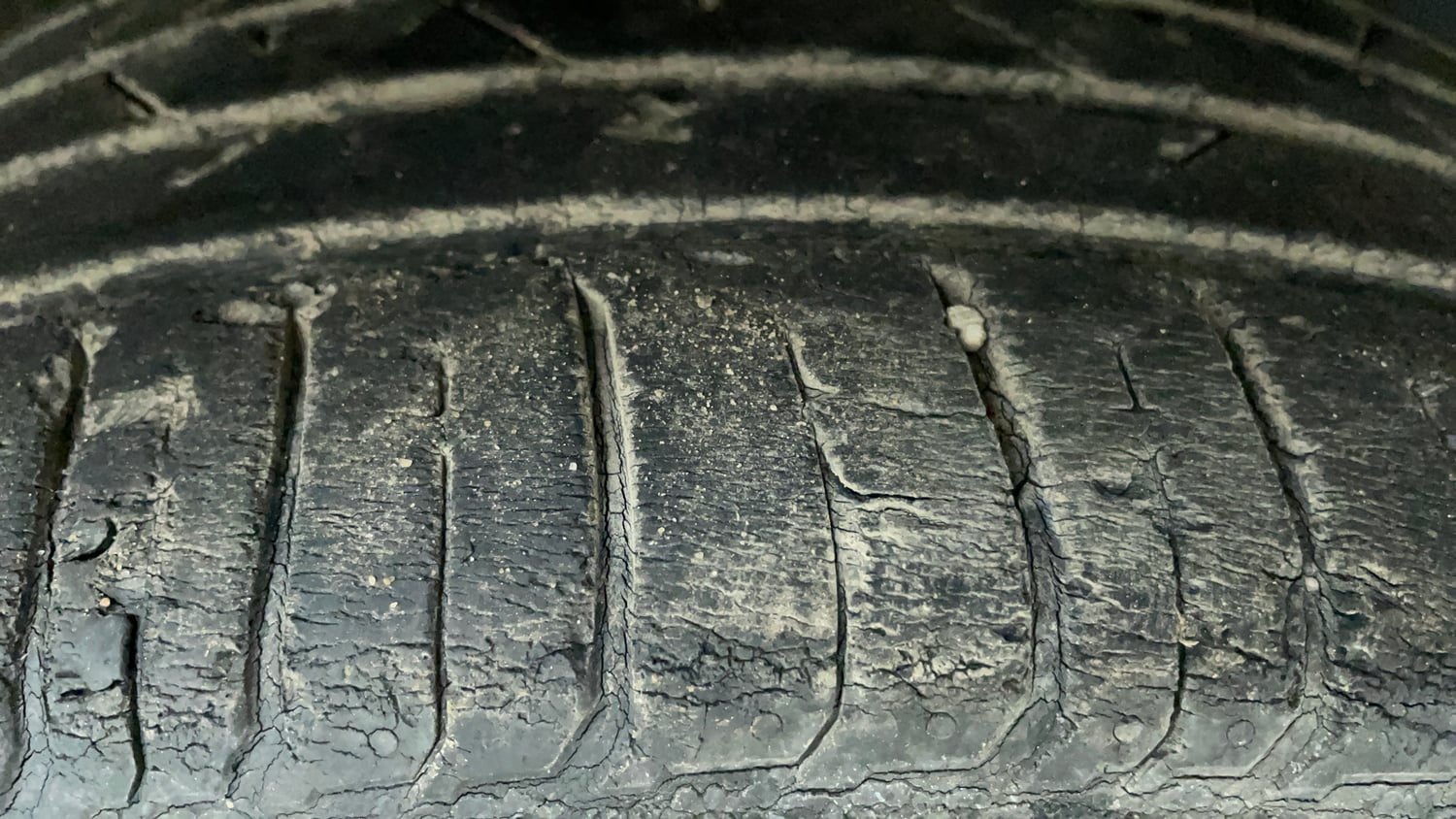 Used 2019 Hyundai Venue SX Plus 1.0 Turbo DCT Petrol Automatic tyres RIGHT FRONT TYRE TREAD VIEW