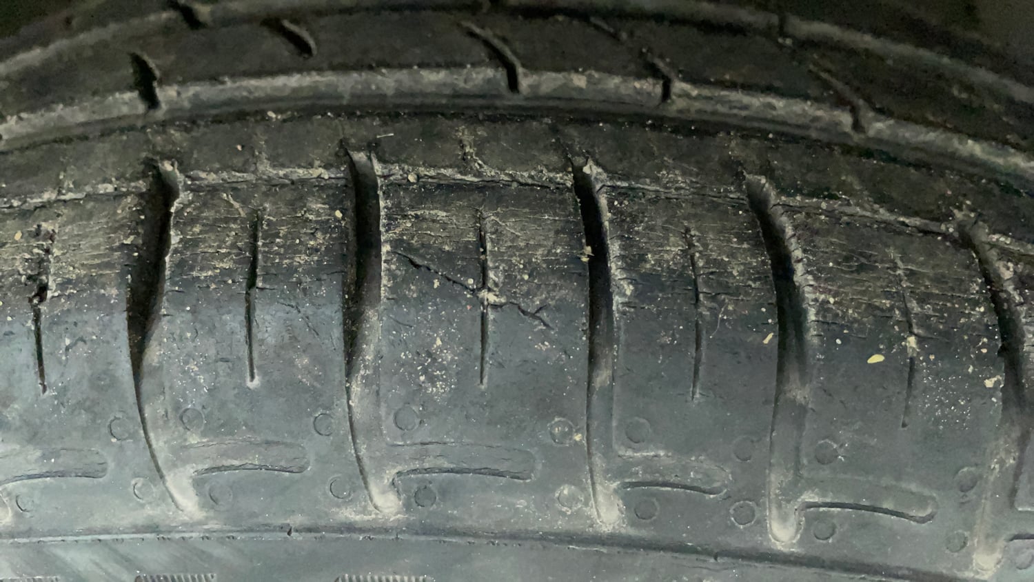 Used 2021 Hyundai Grand i10 Nios Sportz AMT 1.2 Kappa VTVT Petrol Automatic tyres RIGHT FRONT TYRE TREAD VIEW
