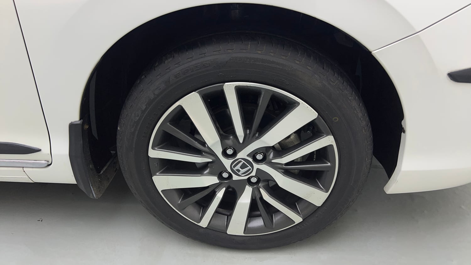 Used 2022 Honda City ZX CVT Petrol Petrol Automatic tyres RIGHT FRONT TYRE RIM VIEW