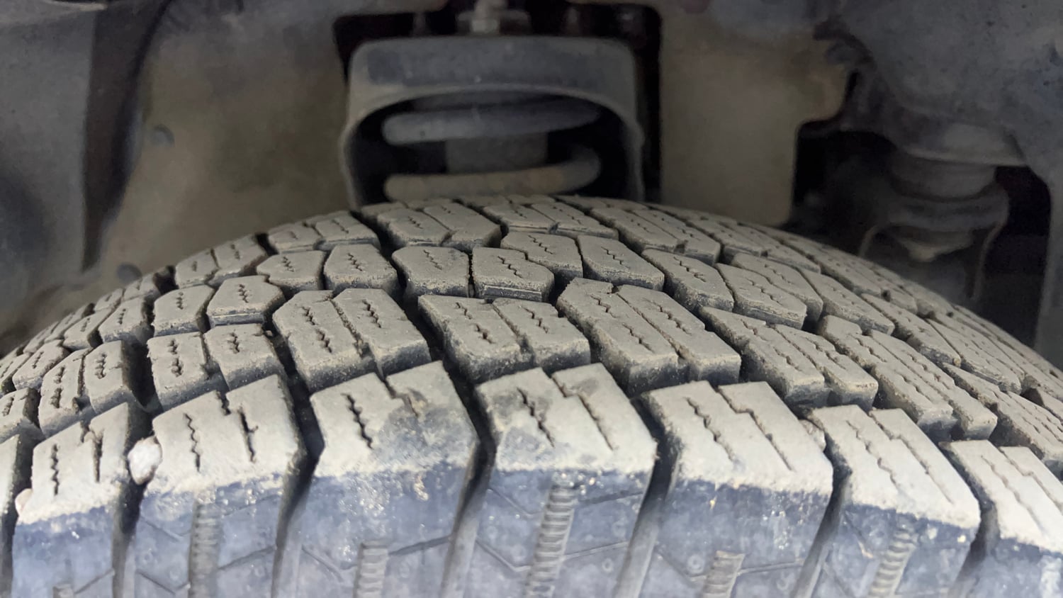 Used 2017 Mahindra TUV300 T8 mHAWK100 Diesel Manual tyres RIGHT FRONT TYRE TREAD VIEW