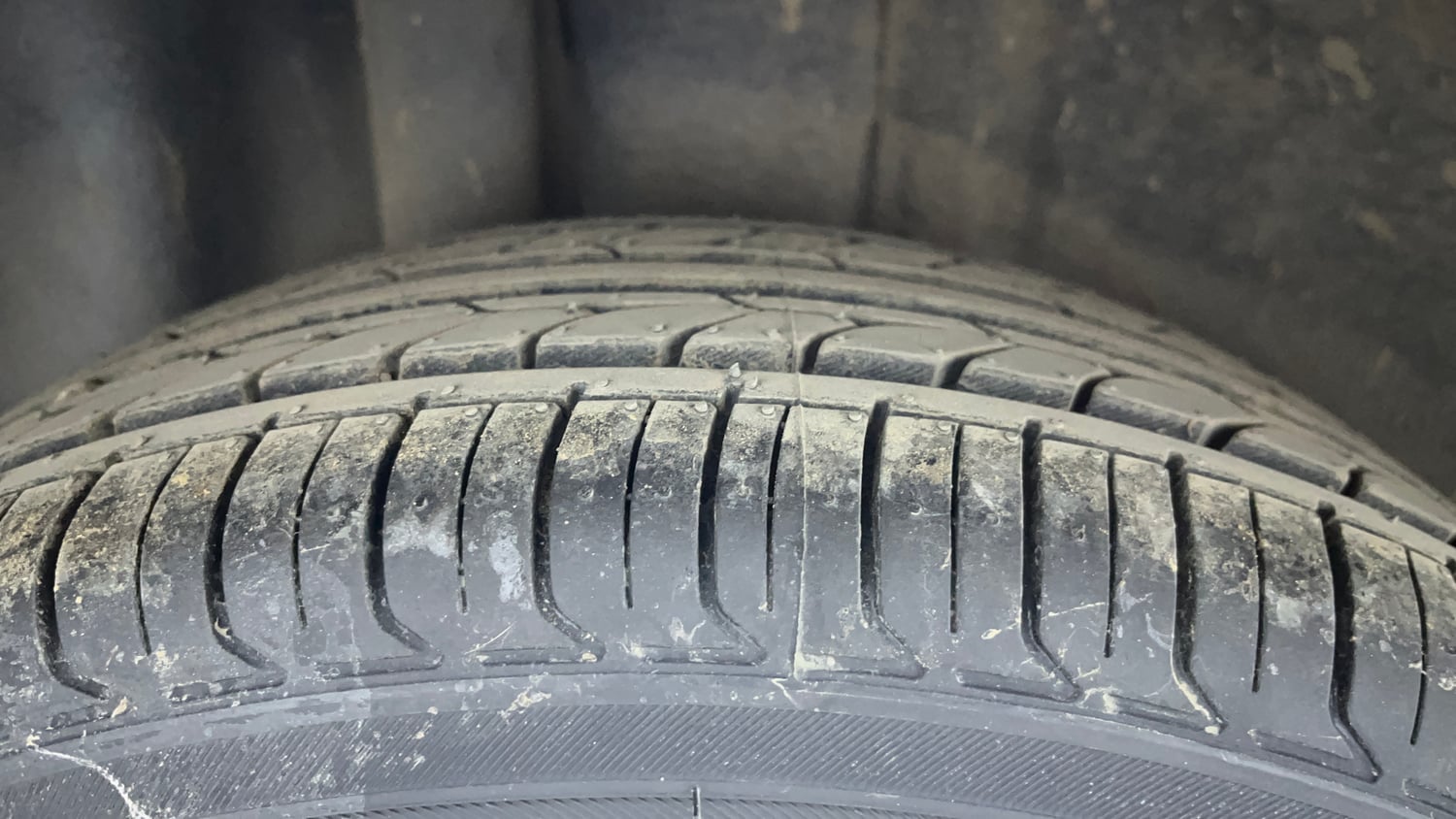 Used 2012 Ford Figo Duratorq Diesel ZXI 1.4 Diesel Manual tyres RIGHT REAR TYRE TREAD VIEW
