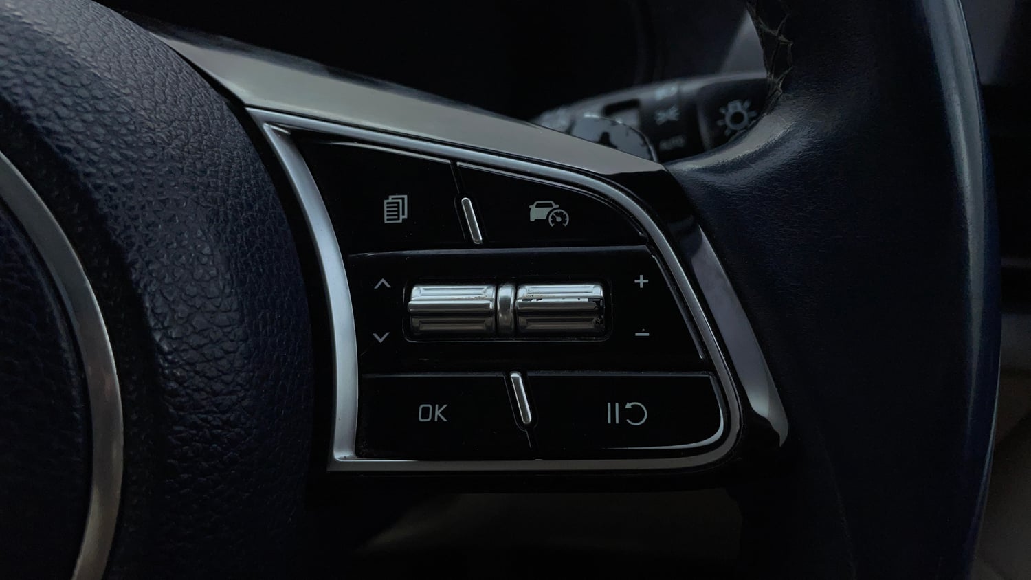 Used 2022 Kia Carens Luxury Plus 1.4 Petrol DCT 6 STR Petrol Automatic top_features Cruise control
