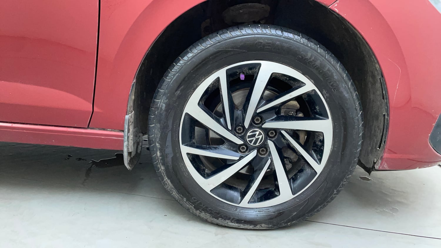 Used 2022 Volkswagen Virtus Topline 1.0 TSI MT Petrol Manual tyres RIGHT FRONT TYRE RIM VIEW