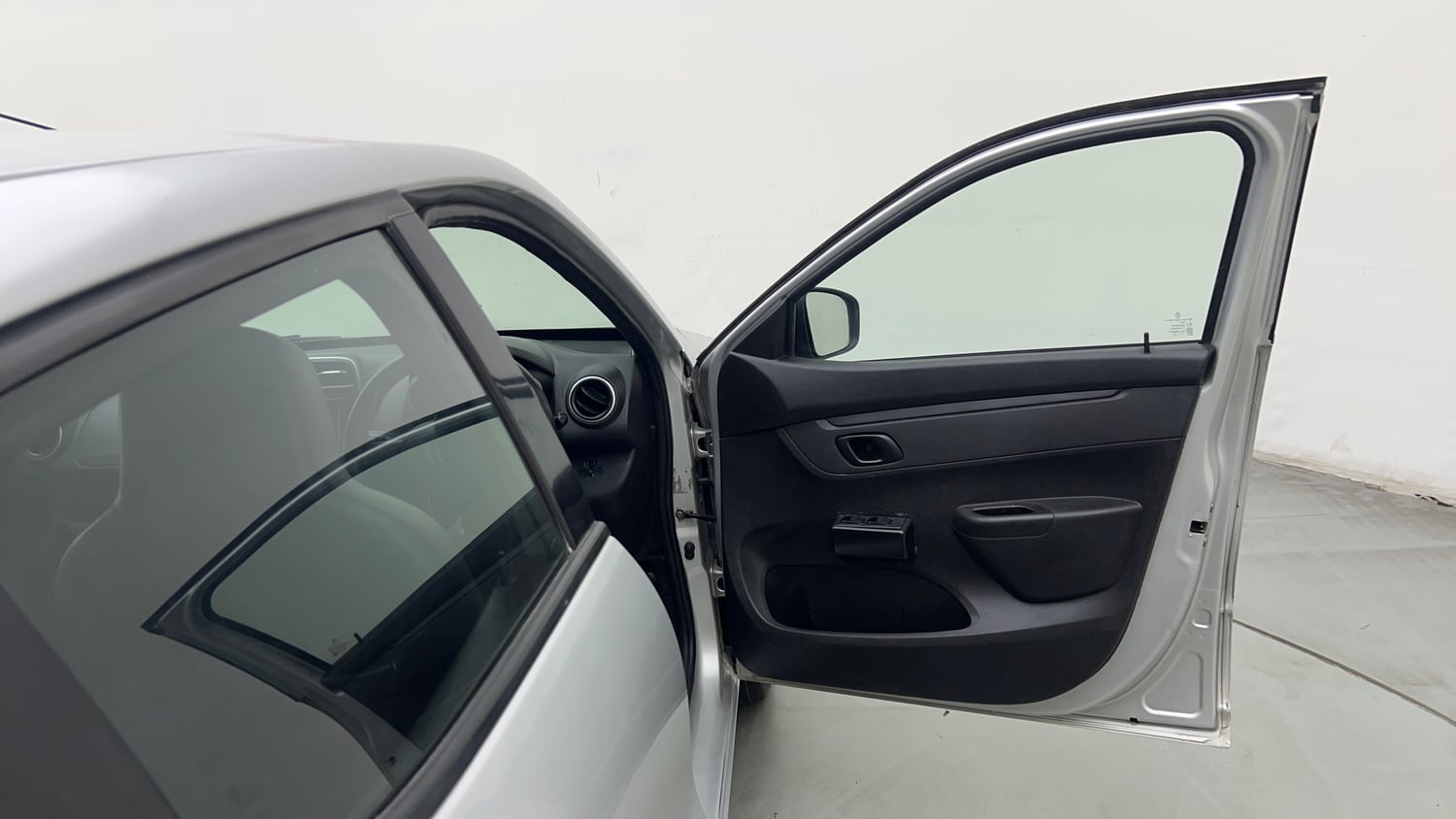Used 2018 Renault Kwid 1.0 RXL CNG (Outside Fitted) Cng Manual interior RIGHT FRONT DOOR OPEN VIEW
