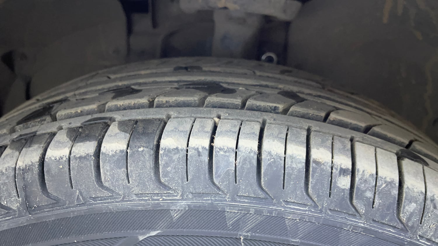 Used 2012 Ford Figo Duratorq Diesel ZXI 1.4 Diesel Manual tyres LEFT FRONT TYRE TREAD VIEW