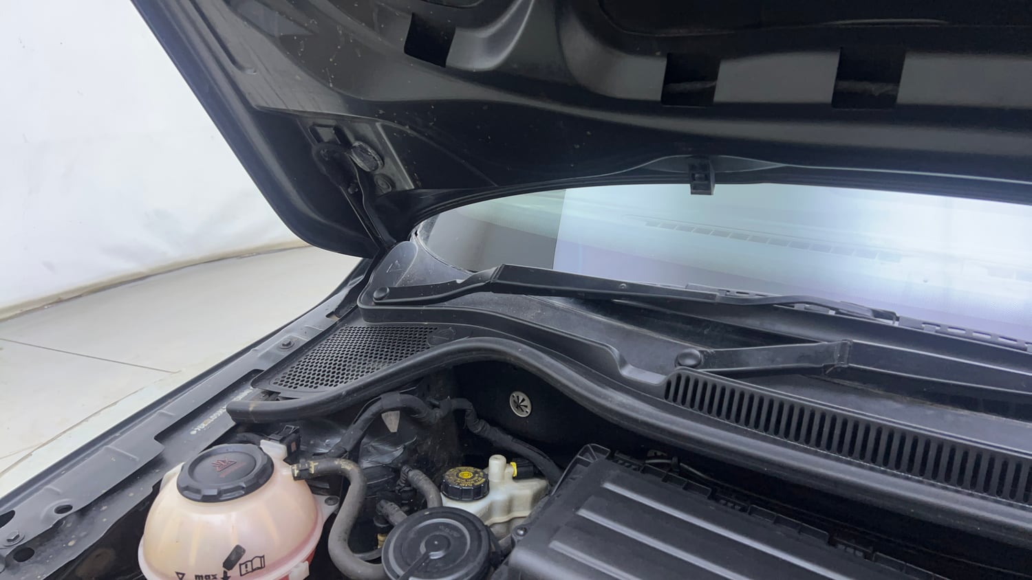 Used 2020 Skoda Rapid Active 1.6 MPI Petrol Manual engine ENGINE RIGHT SIDE HINGE & APRON VIEW