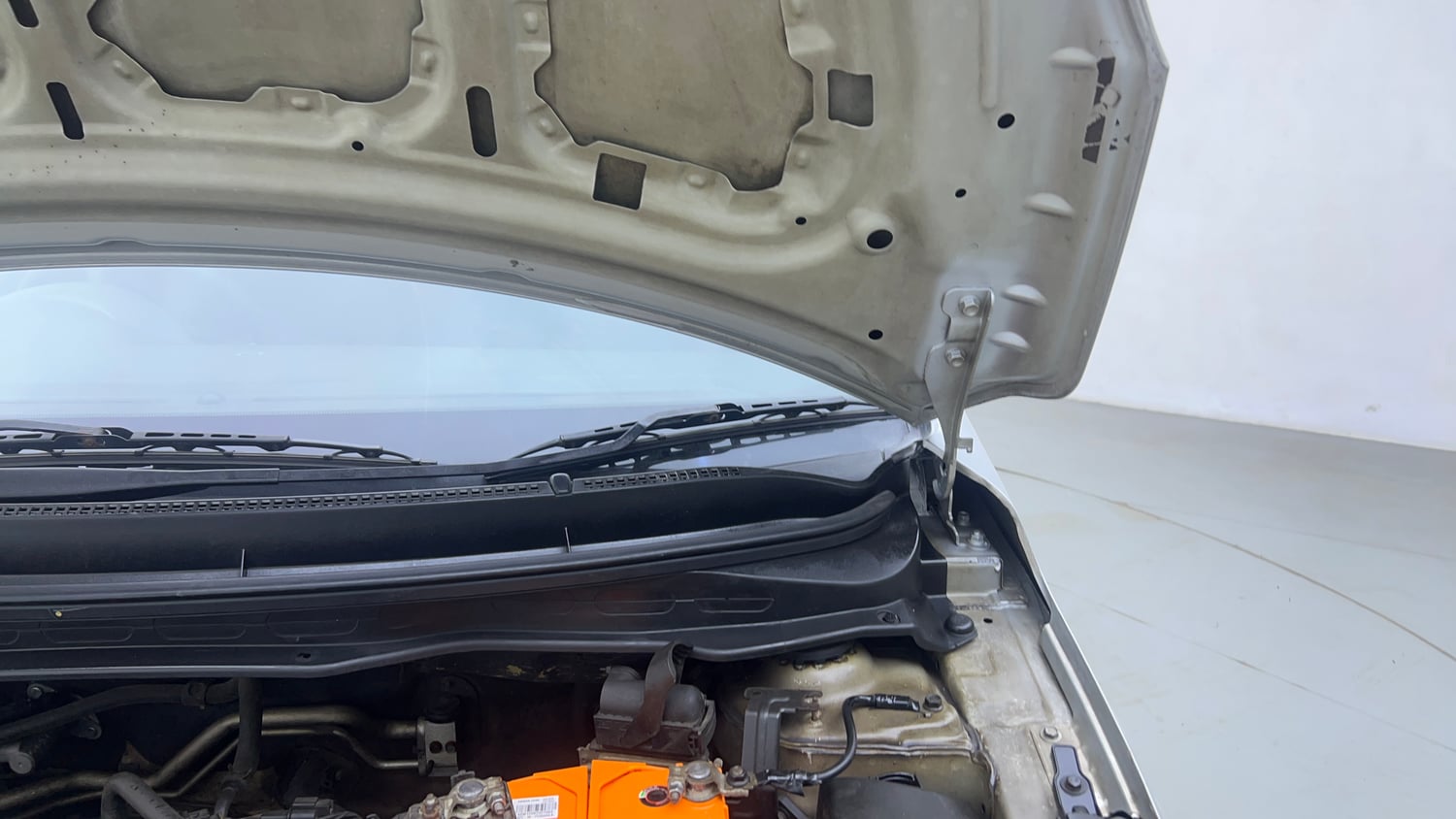Used 2013 Hyundai i20 Magna 1.2 Petrol Manual engine ENGINE LEFT SIDE HINGE & APRON VIEW