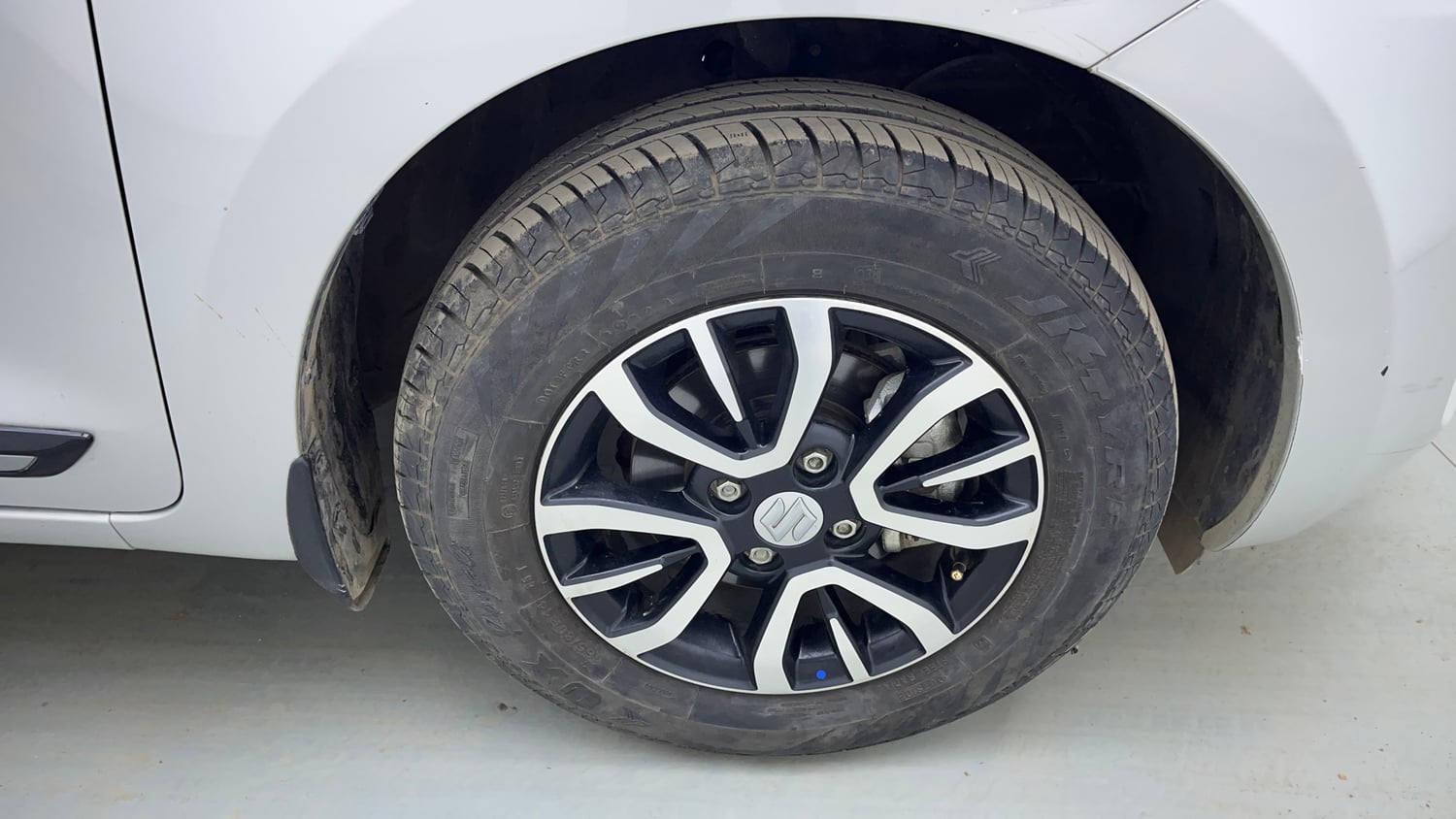 Used 2022 Maruti Suzuki Swift VXi AMT Petrol Automatic tyres RIGHT FRONT TYRE RIM VIEW