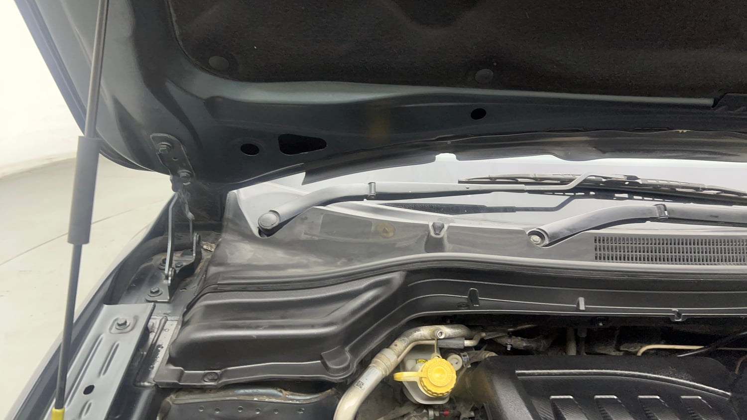 Used 2022 Mahindra XUV 300 W8 (O) 1.5 Diesel AMT Diesel Automatic engine ENGINE RIGHT SIDE HINGE & APRON VIEW