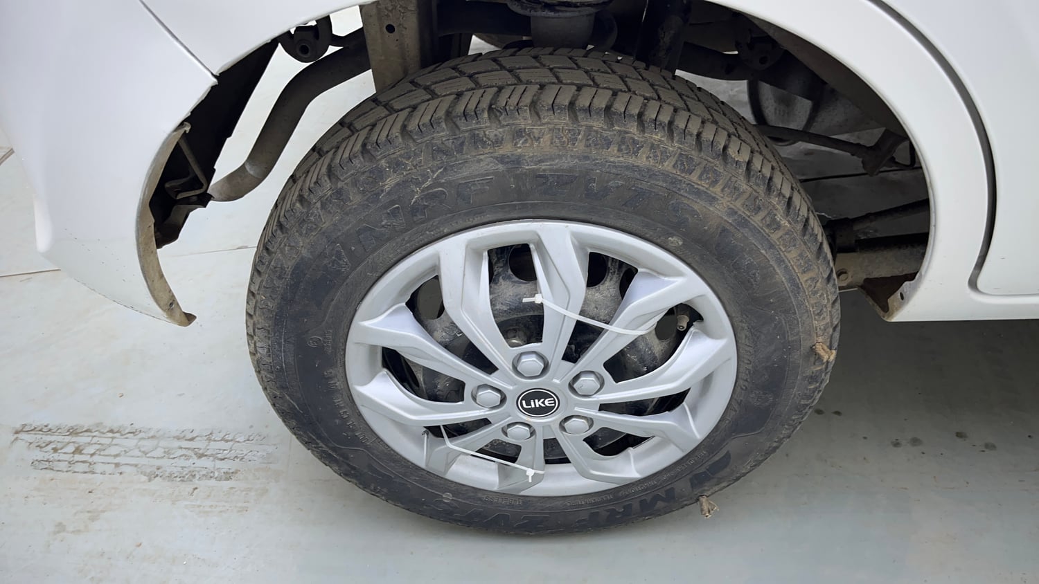 Used 2015 Maruti Suzuki Alto 800 Lxi Petrol Manual tyres RIGHT REAR TYRE RIM VIEW