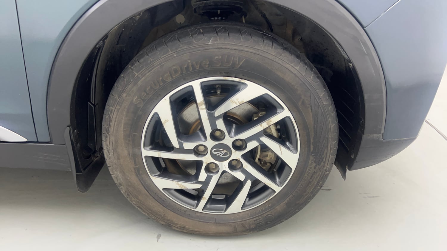 Used 2022 Mahindra XUV 300 W8 (O) 1.5 Diesel AMT Diesel Automatic tyres RIGHT FRONT TYRE RIM VIEW