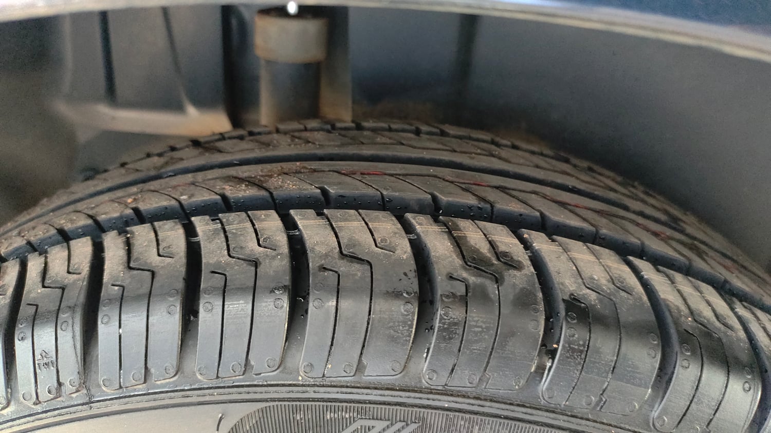 Used 2016 Maruti Suzuki Ertiga VXI Petrol Manual tyres RIGHT REAR TYRE TREAD VIEW