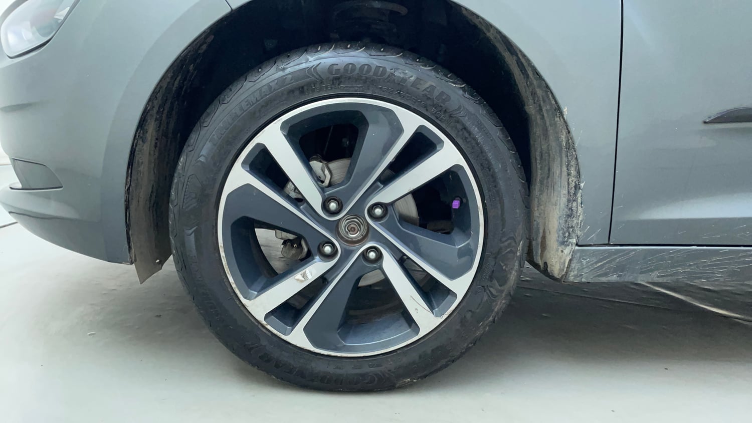 Used 2022 Tata Altroz XZ Plus Petrol Petrol Manual tyres LEFT FRONT TYRE RIM VIEW