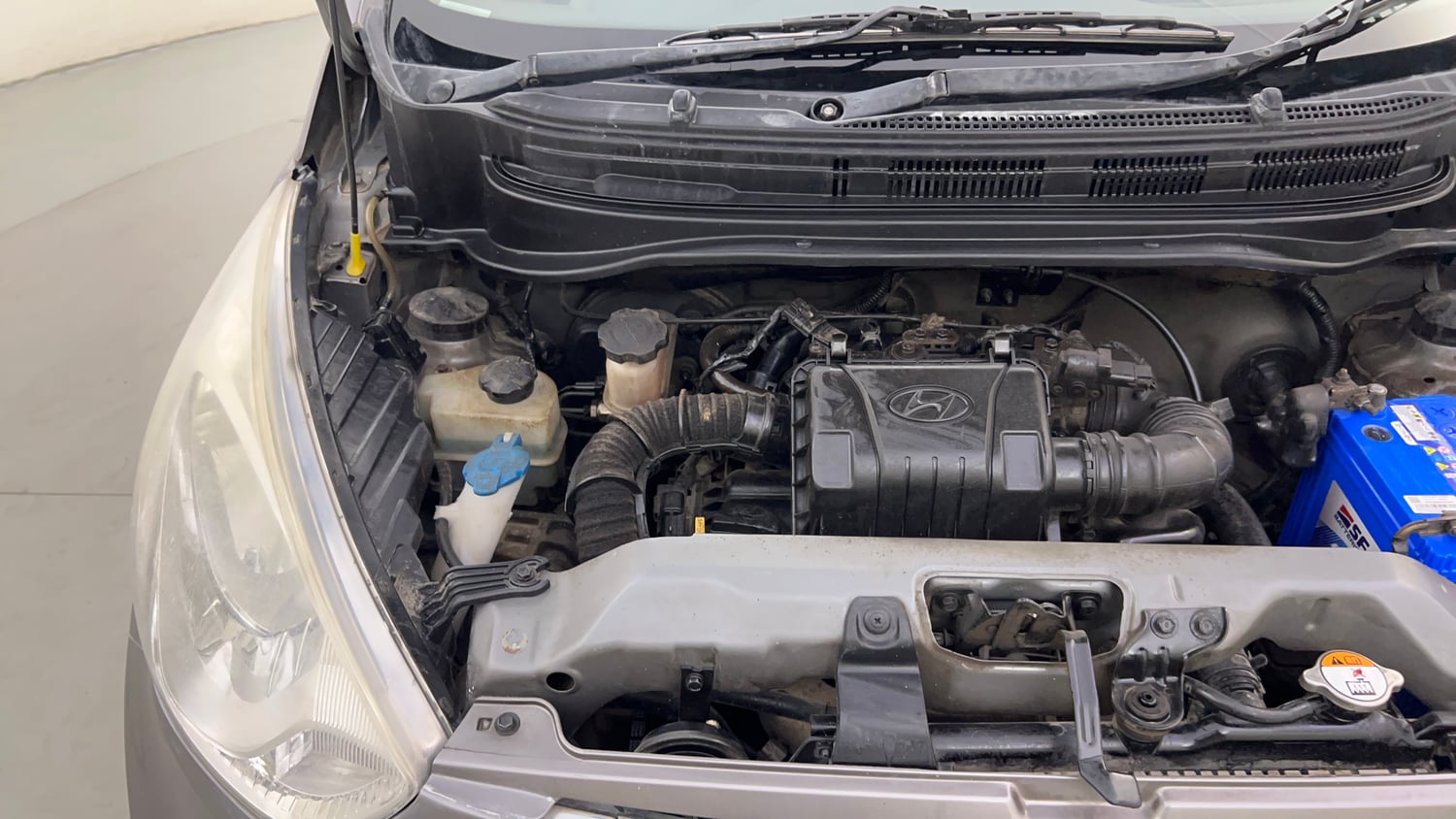 Used 2012 Hyundai Eon Magna + Petrol Manual engine ENGINE RIGHT SIDE HINGE & APRON VIEW