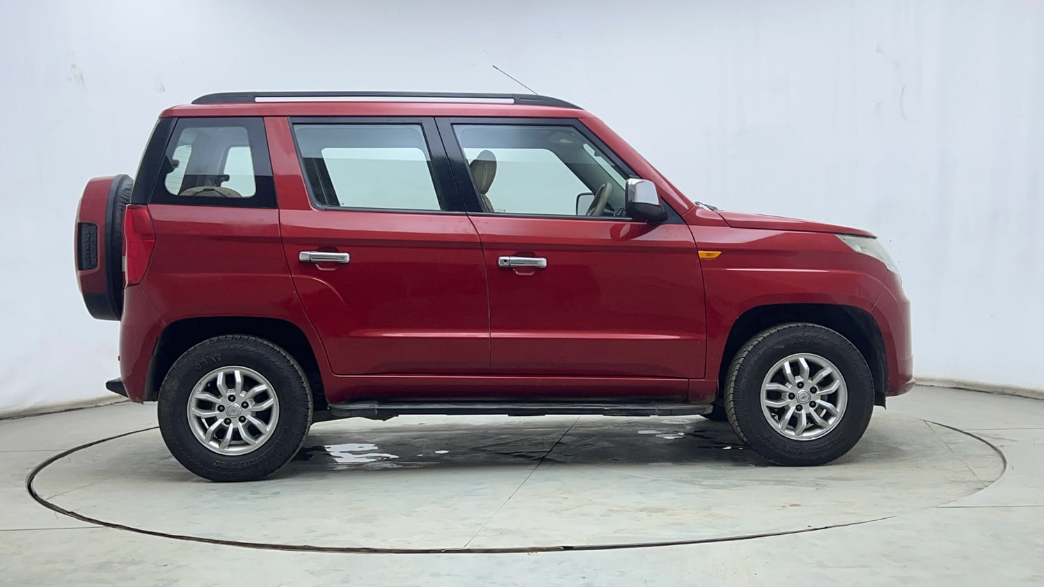 Used 2017 Mahindra TUV300 T8 mHAWK100 Diesel Manual exterior RIGHT SIDE VIEW