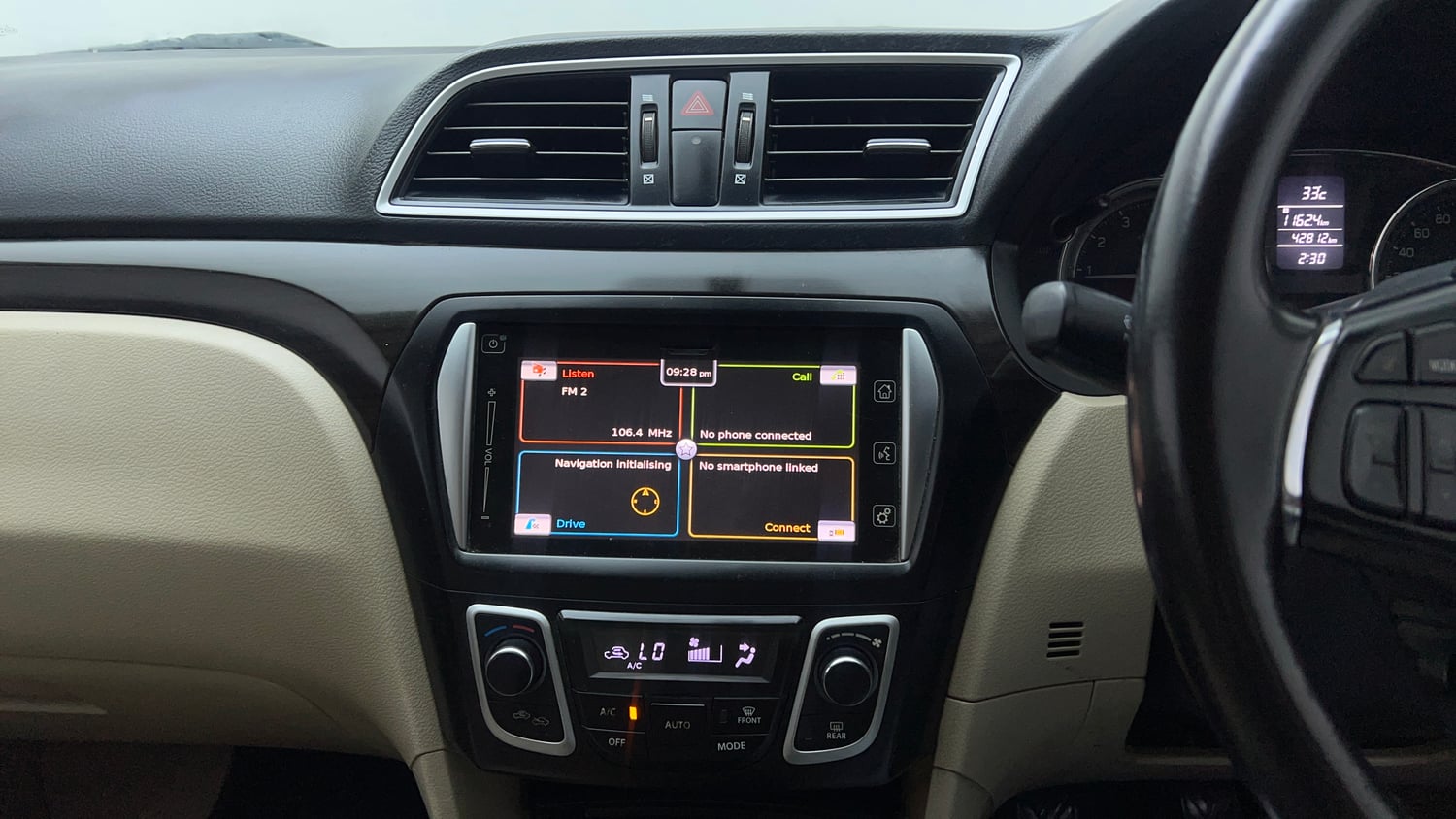 Used 2017 Maruti Suzuki Ciaz Alpha 1.4 MT Petrol Manual top_features Integrated (in-dash) music system