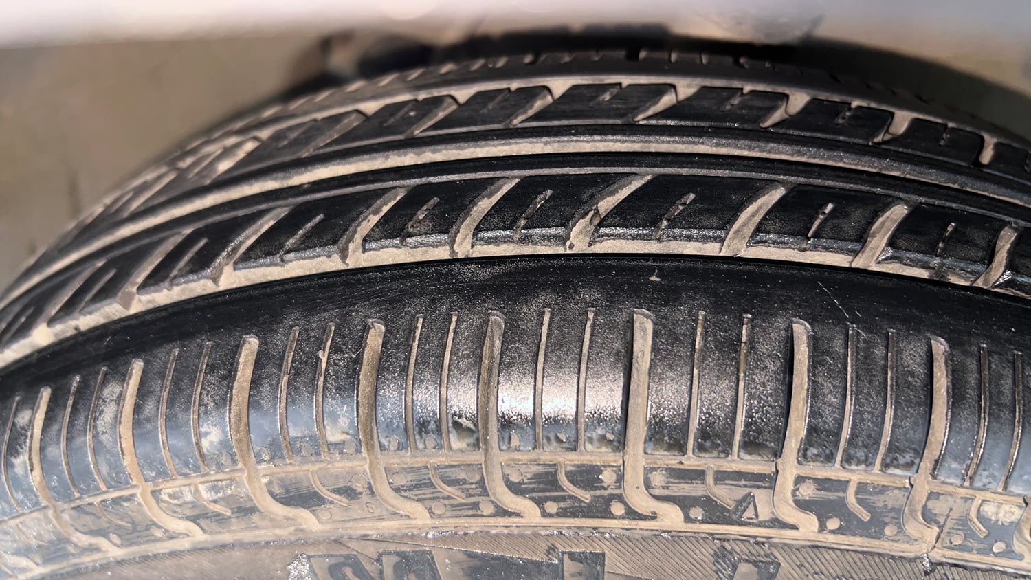 Used 2016 Maruti Suzuki Alto 800 LXi Petrol Manual tyres RIGHT FRONT TYRE TREAD VIEW