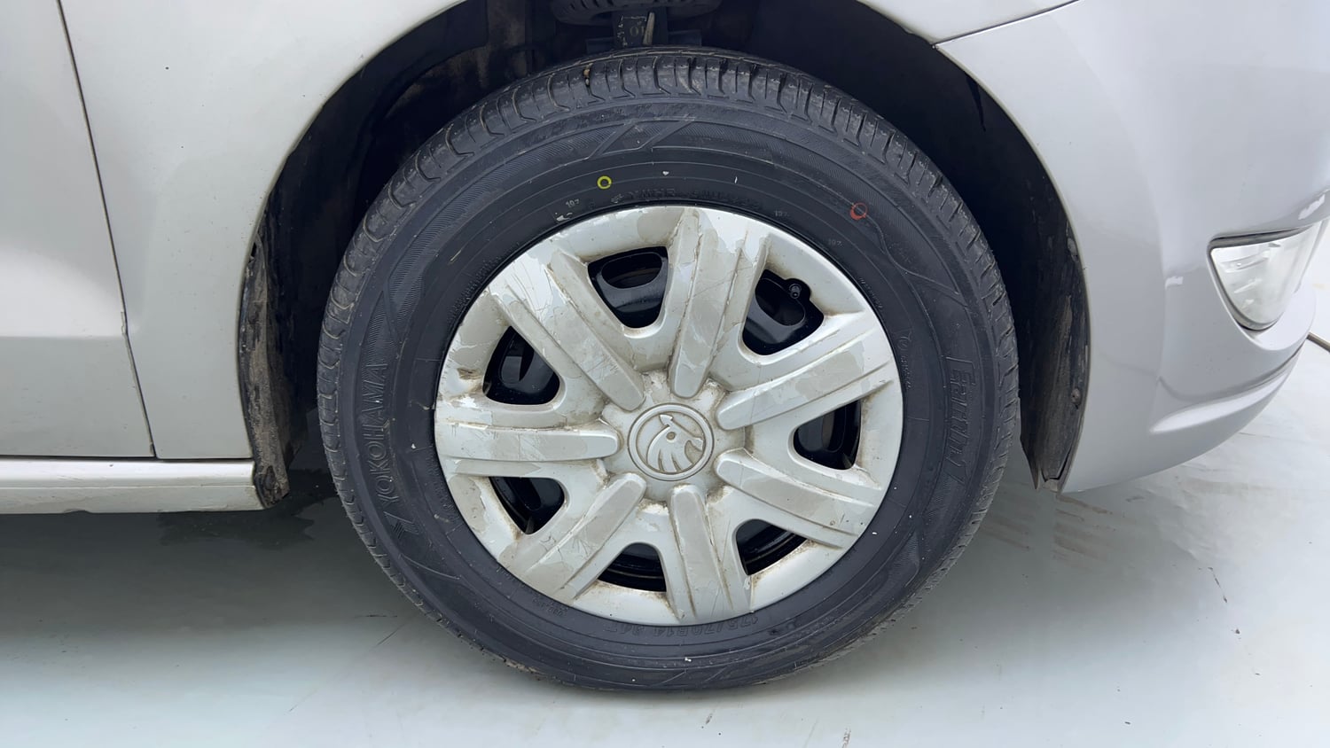 Used 2014 Skoda Rapid 1.6 MPI Ambition Plus Petrol Manual tyres RIGHT FRONT TYRE RIM VIEW