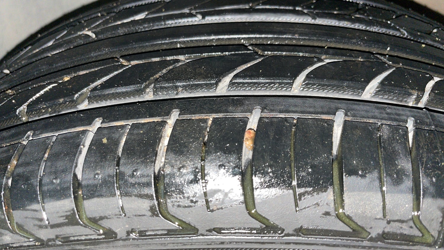 Used 2016 Volkswagen Ameo Highline1.2L (P) Petrol Manual tyres LEFT FRONT TYRE TREAD VIEW