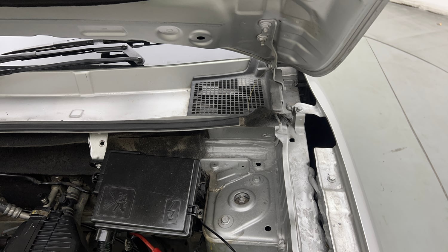 Used 2018 Renault Kwid 1.0 RXL CNG (Outside Fitted) Cng Manual engine ENGINE LEFT SIDE HINGE & APRON VIEW