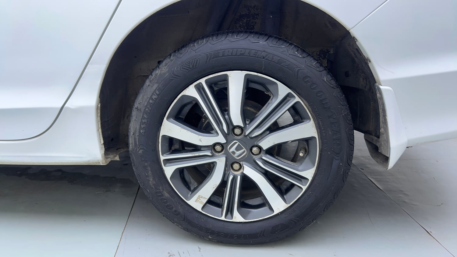 Used 2017 Honda City V Petrol Petrol Manual tyres LEFT REAR TYRE RIM VIEW