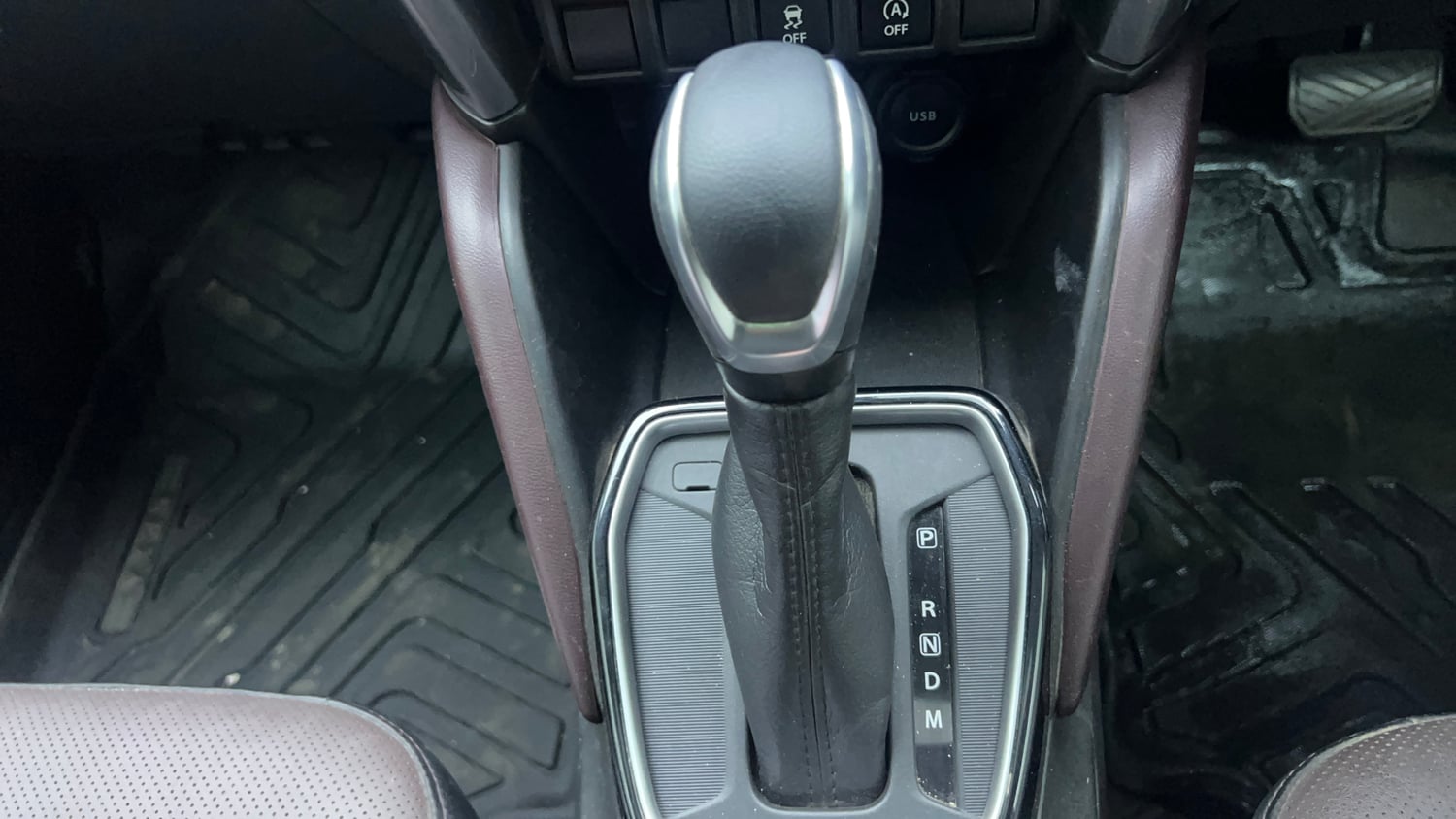 Used 2024 Maruti Suzuki Grand Vitara Alpha Smart Hybrid AT Petrol Automatic interior GEAR  KNOB VIEW