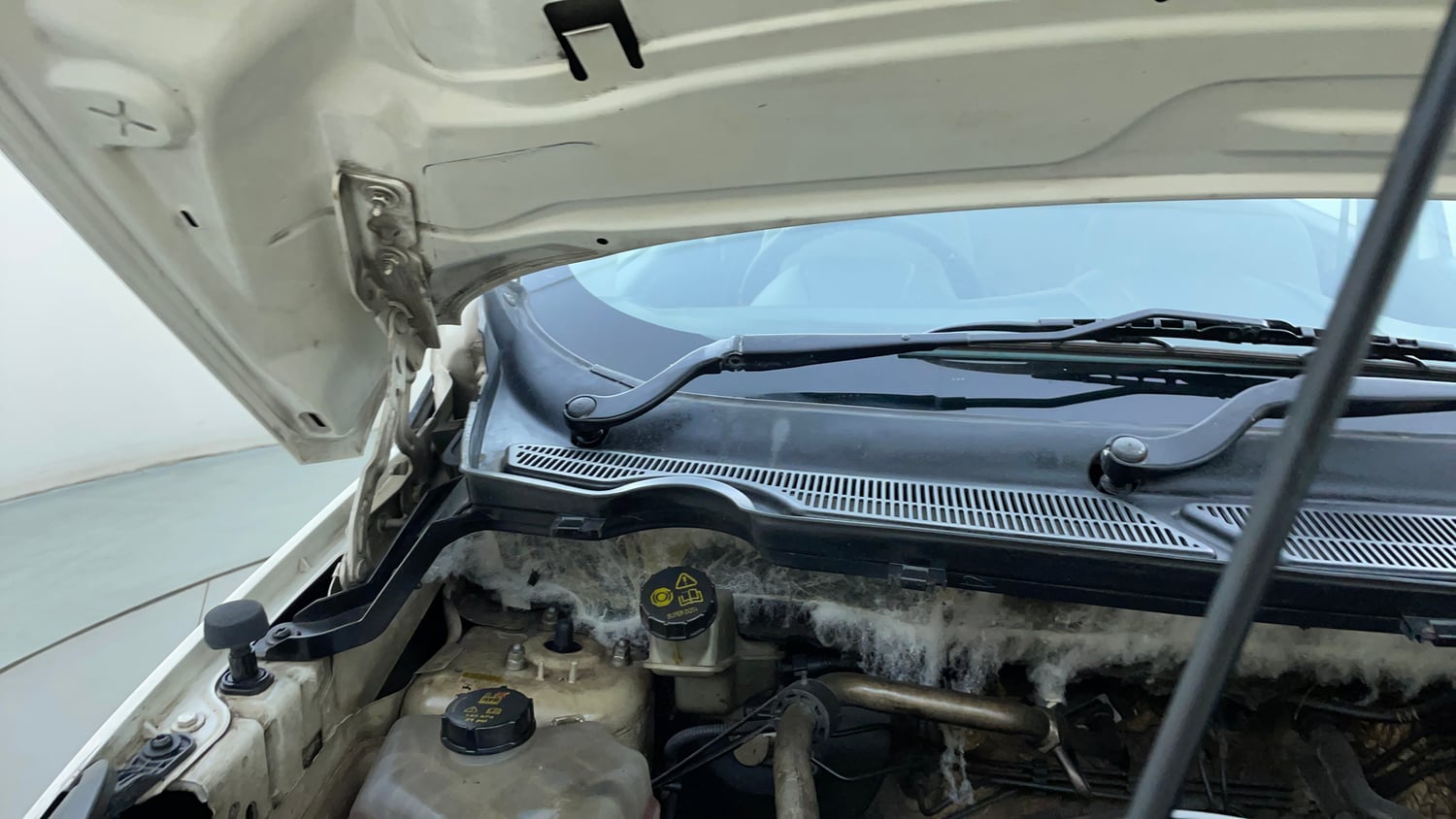Used 2013 Ford EcoSport Titanium 1.5 Ti-VCT Petrol Manual engine ENGINE RIGHT SIDE HINGE & APRON VIEW