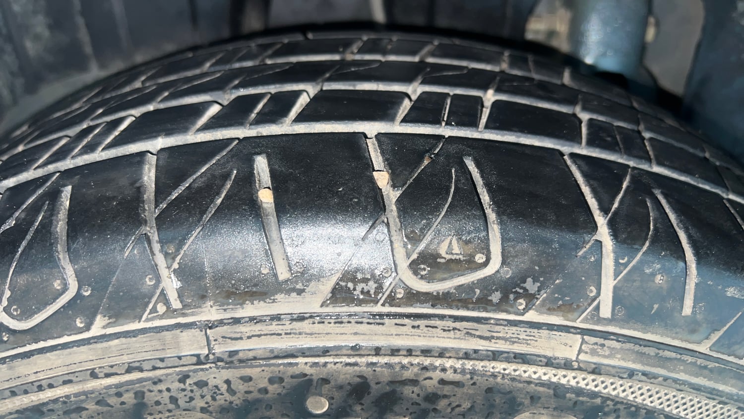 Used 2022 Mahindra XUV 300 W8 (O) 1.5 Diesel AMT Diesel Automatic tyres RIGHT REAR TYRE TREAD VIEW