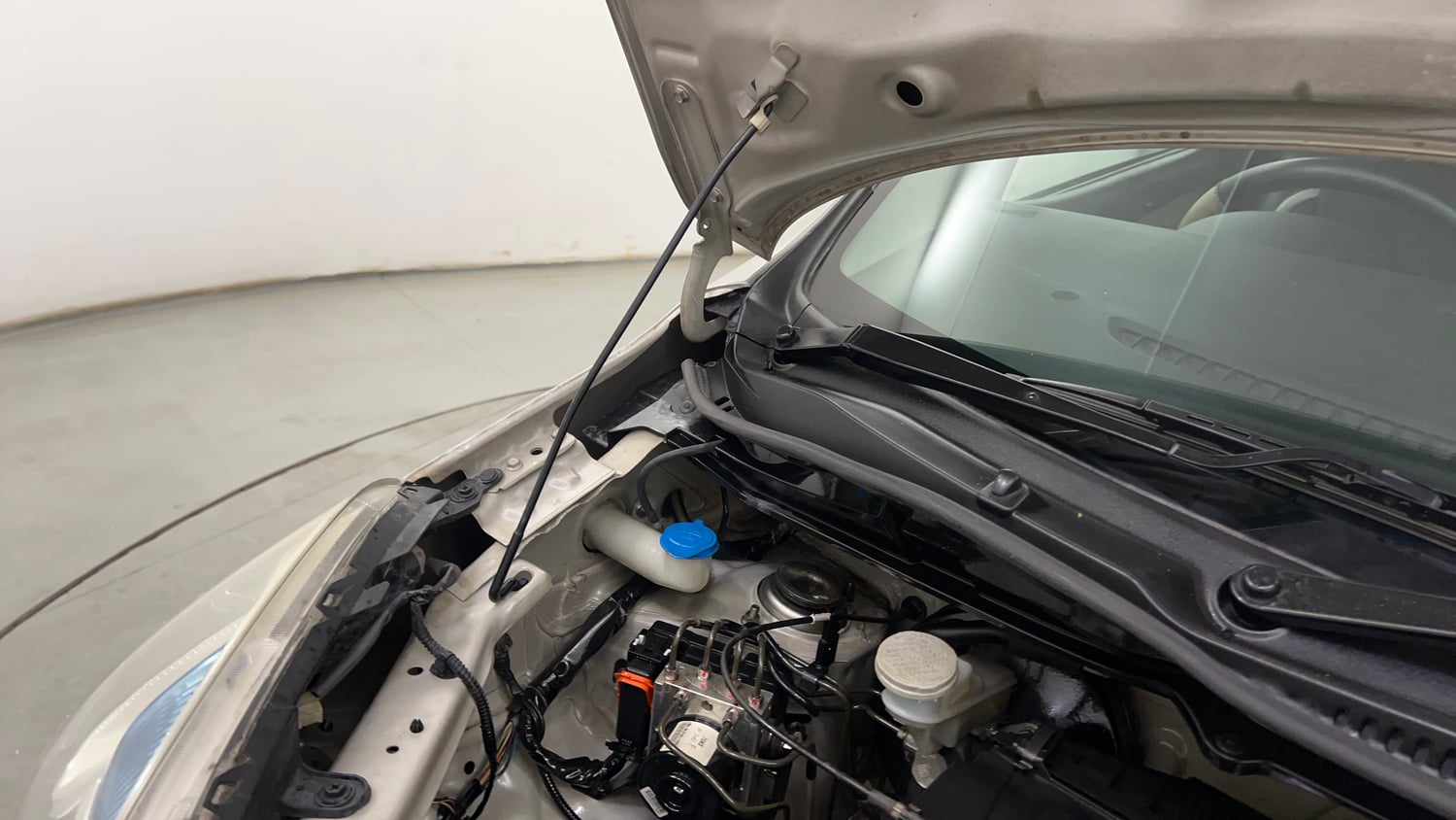 Used 2016 Maruti Suzuki Wagon R VXI Petrol Manual engine ENGINE RIGHT SIDE HINGE & APRON VIEW