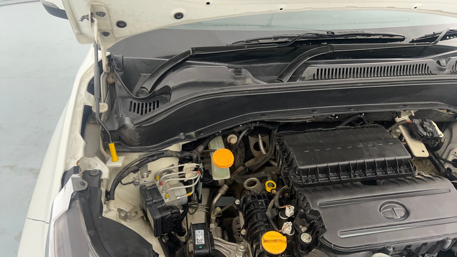 Used 2022 Tata Punch Accomplished Dazzle Pack MT Petrol Manual engine ENGINE RIGHT SIDE HINGE & APRON VIEW